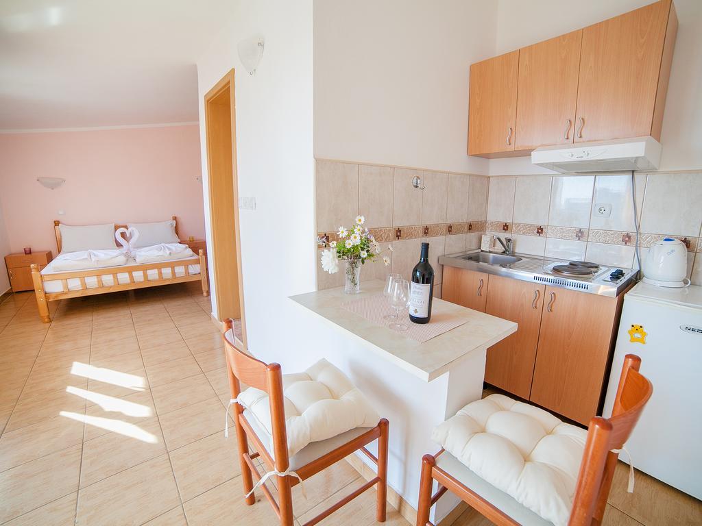 Apartments Viktorija Petrovac Room photo