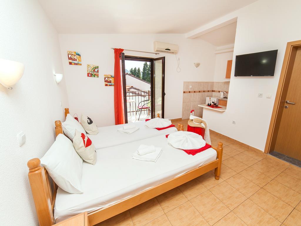 Apartments Viktorija Petrovac Room photo